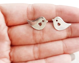 Pendientes de plata de ley con forma de pájaro: joyería minimalista hecha a mano.