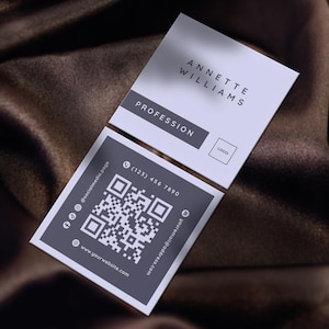 Può includere: Due biglietti da visita dal design minimalista. La carta superiore mostra il nome "ANNETTE WILLIAMS" e la parola "PROFESSION". La carta inferiore presenta un codice QR, icone di social media, un numero di telefono e un indirizzo web.