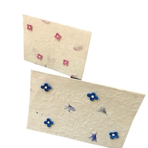 Cartões de felicitações em branco com flores de papel de 1mm. Os cartões são feitos com papel artesanal do Nepal.