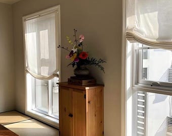 Cortina romana Sheer Relax de mezcla de lino personalizada, color blanco roto. Herrajes con mecanismo de cadena, tratamiento de ventanas, cortina hecha a medida. Puertas corredizas de vidrio francesas.