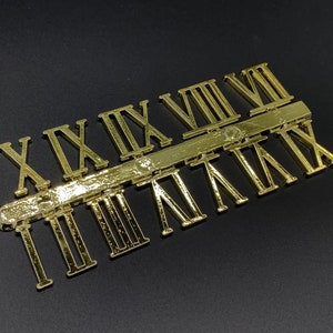 Los números para relojes son dorados de 23 cm, los números para relojes son romanos.