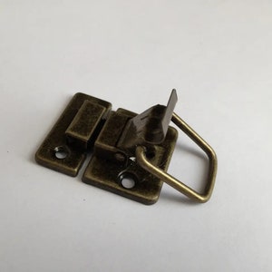 Kleiner Messingriegel für Werkzeugkiste, Metallriegel für die Herstellung von Schmuckschatulle, antike Truhenverschlüsse, dekorative Kistenverschlüsse, Satz von Verschlüssen, 42х30mm