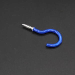 Puede incluir: Un gancho de plástico azul con un tornillo plateado. El gancho está diseñado para colgar objetos en una pared.