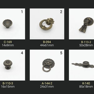 Może przedstawiać: Sześć różnych antycznych gałek i uchwytów do szafek w różnych kształtach i rozmiarach. Gałki są wykonane z metalu i mają postarzaną brązową powłokę. Uchwyty również są wykonane z metalu i mają postarzaną brązową powłokę. Gałki i uchwyty są w różnych rozmiarach, od 14x9mm do 85x18mm.