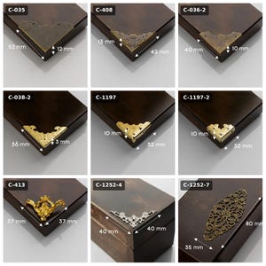 Può includere: Una collezione di nove paraspigoli in metallo e decorazioni per scatole, etichettati C-035, C-408, C-036-2, C-038-2, C-1197, C-1197-2, C-413, C-1252-4 e C-1252-7. Ogni pezzo è mostrato con le sue dimensioni metriche in millimetri.