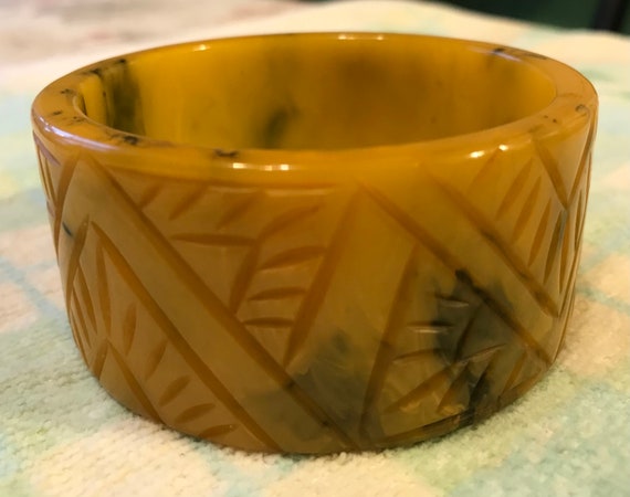 Vintage Carved Ink Spot Bakelite Bangle Bracelet - image 9