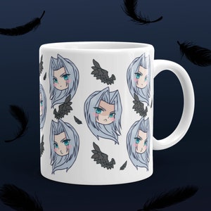 Könnte beinhalten: Weiße Keramiktasse mit einem sich wiederholenden Muster eines Comic-Charakters mit weißen Haaren und blauen Augen. Der Charakter ist von schwarzen Flügeln umgeben.