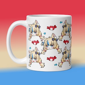Pode incluir: Caneca de cerâmica branca com um padrão repetido de rostos de garotas-gato em estilo anime com cabelo azul e amarelo, laços azuis e ilustrações de caranguejos vermelhos e peixes azuis. A caneca tem uma alça branca.