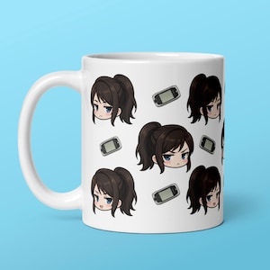 Peut inclure: Un mug en céramique blanche orné d'un motif répétitif représentant un personnage de dessin animé aux cheveux bruns en queue de cheval et un petit appareil électronique gris. Le personnage a des yeux bleus et une expression sérieuse.