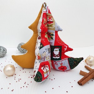 Könnte beinhalten: Ein festliches Weihnachtsbaumkissen mit Patchwork-Design aus rotem, grünem und goldenem Stoff. Das Kissen ist aus weichem Stoff gefertigt und perfekt, um Ihrem Zuhause einen Hauch von Weihnachtsfreude zu verleihen.