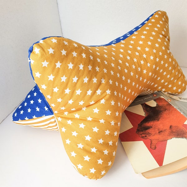 Kit de couture d’oreiller en os de lecture | Ensemble de tissus étoiles bleues et dorées pour oreiller cervical DIY | Leseknochen Nähkit | Super idée cadeau | Cadeau pour les amateurs de livres |