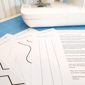 Może przedstawiać: Pięć białych arkuszy papieru z tekstem "Learn to Sew Practice Sheets" i instrukcjami, jak używać arkuszy do ćwiczenia szycia. Arkusze mają różne linie i kształty do ćwiczenia szycia.