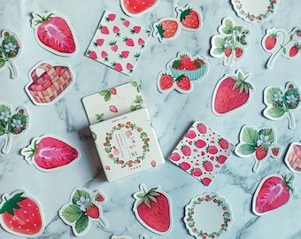 Può includere: Un set di 20 adesivi a tema fragola con vari design, tra cui fragole, foglie e fiori. Gli adesivi sono perfetti per aggiungere un tocco di fantasia a diari, planner e altri progetti di artigianato.