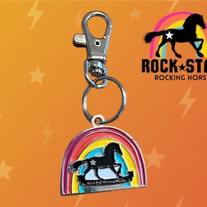 Rock Star Schaukelpferd Logo Schlüsselanhänger - Regenbogen Pferd Taschenanhänger - Geschenk für Pferdeliebhaber
