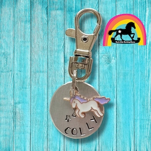 Dije de brida o cabestro. Etiqueta personalizada con el nombre del caballo. Estampada a mano. Dije de unicornio