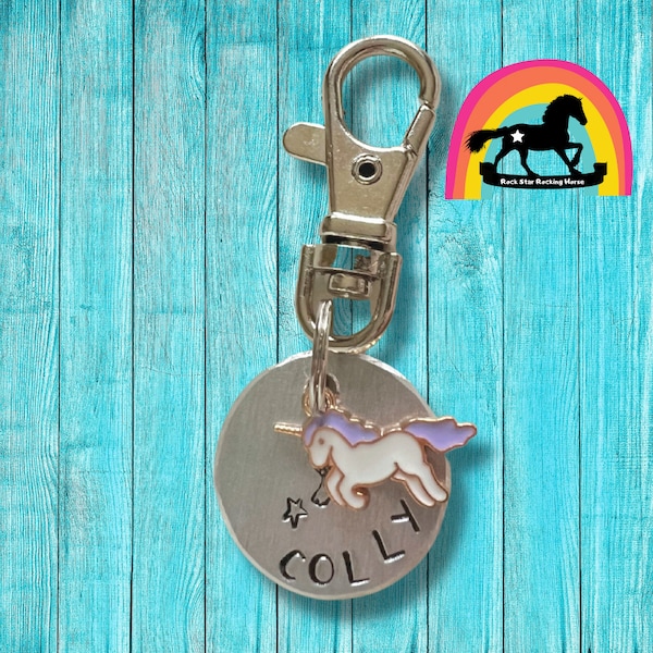 Encanto de brida/ halter. Etiqueta personalizada con el nombre del caballo. Estampado a mano. Encanto Unicornio