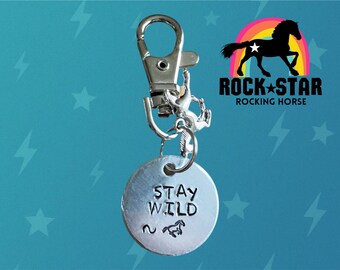 Stay Wild / Briglia/ cavezza/ ciondolo per sella. Etichetta personalizzata con nome del cavallo. Timbro a mano. Regalo per amanti dei cavalli