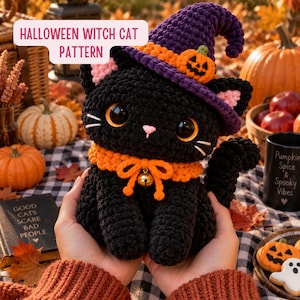 Può includere: Un gatto di peluche lavorato all'uncinetto nero che indossa un cappello da strega viola con un dettaglio a forma di zucca arancione e una sciarpa arancione con un campanellino dorato. Il testo HALLOWEEN WITCH CAT PATTERN è visibile.