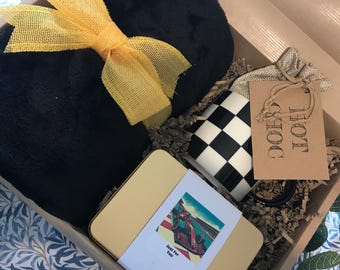F1 Racing Gift Box, Cozy Blanket, Treats, Mug, Hot Chocolate, KitKat Car Treats