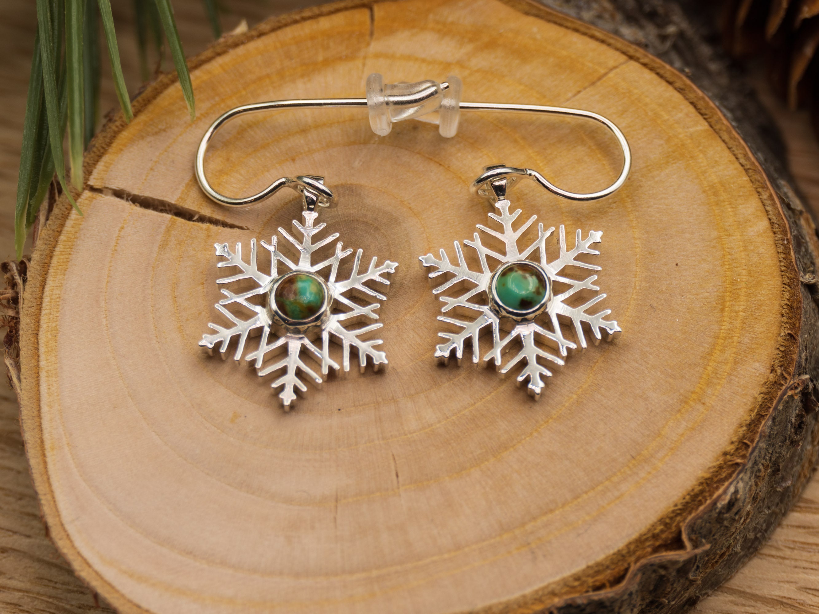 Orecchino fiocco di neve, Orecchino fiocco di neve, Orecchino bianco, Orecchino in ceramica, Orecchino da neve, Orecchini a perno, Orecchini postali, Argento, Regalo di natale - Italia