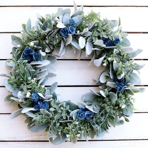 Couronne de verdure printanière : roses bleues, décoration de porte d&#39;entrée de ferme