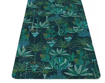 Könnte beinhalten: Eine grüne Yogamatte mit einem sich wiederholenden Muster aus stilisierten Pflanzen und Blumen. Die Matte hat einen dunkelgrünen Hintergrund mit hellgrünen, blauen und orangen Akzenten.