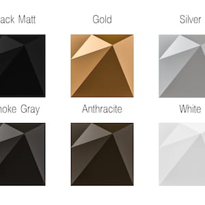 Op de afbeelding: Een raster van zes vierkante tegels met een geometrische, gefacetteerde, piramideachtige oppervlaktestructuur. De kleuren zijn gelabeld als Black Matt, Gold, Silver, Smoke Gray, Anthracite en White, elk met een eigen metallic of matte afwerking.