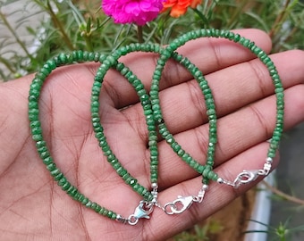 Puede incluir: Tres pulseras de piedras preciosas verdes con cierres de plata. Las pulseras están hechas de pequeñas cuentas facetadas.