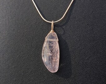 CIONDOLO KUNZITE - Ciondolo in filo d'argento con cristallo di kunzite naturale - Gioielli fatti a mano, vendita all'ingrosso di ciondoli in filo d'argento con kunzite rosa naturale
