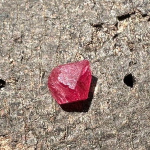 Amazing.! Pigeon Red Spinel raw - Burmese red Spinel stone - Healing crystal - Jewelry making - Rare Natural Burmese spinel raw