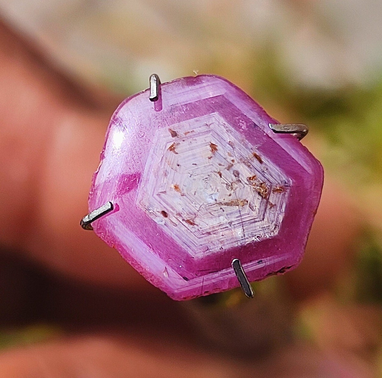 驚きの品質！六角形のルビー - 天然ルビー石 - 華やかなルビー原石