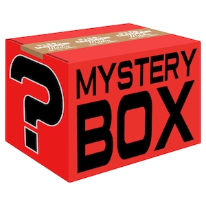 Puede incluir: Una caja roja con un signo de interrogación en la parte delantera y las palabras "MYSTERY BOX" en letras negras.
