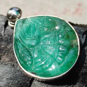 Beautiful...! Colombian Emerald pendant - Amazing Carved Emerald Pendant - Natural Colombian Emerald - Emerald necklace - Mataphyiscal stone
