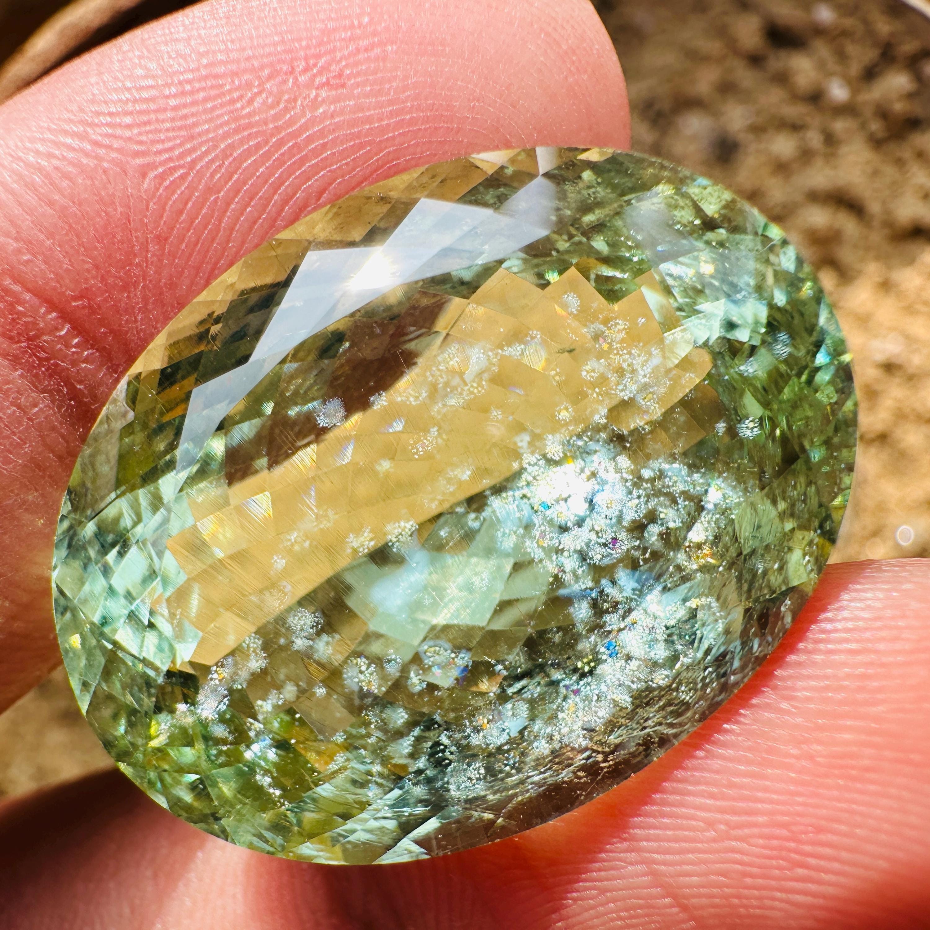 アクアマリン。グリーンレインボーアクアマリンファセット - 天然