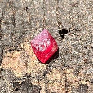 Amazing.! Pigeon Red Spinel raw - Burmese red Spinel stone - Healing crystal - Jewelry making - Rare Natural Burmese spinel raw