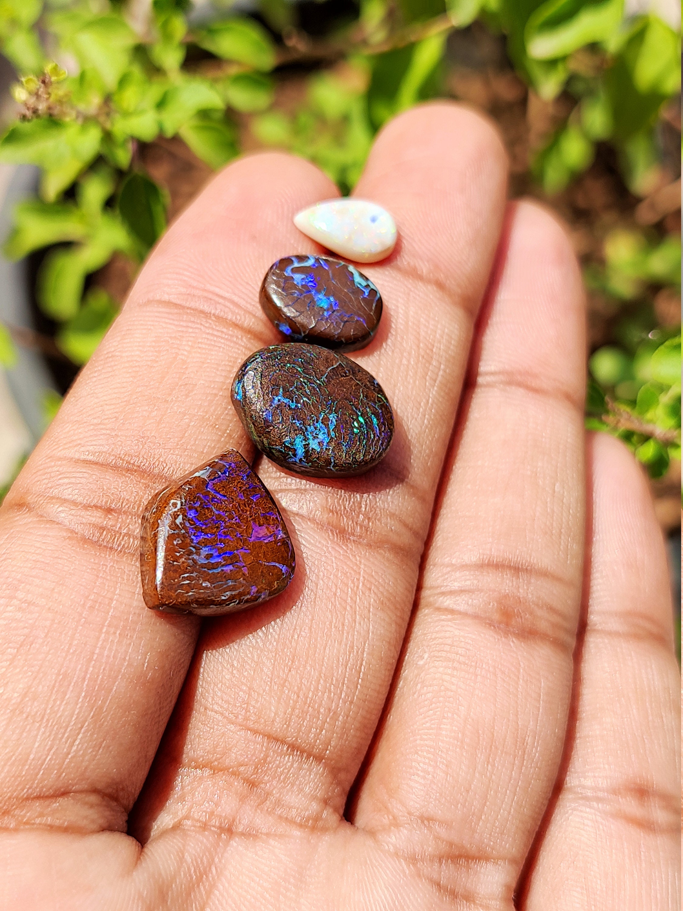 美しいボルダーオパールクリスタルの滑らかなカボション宝石