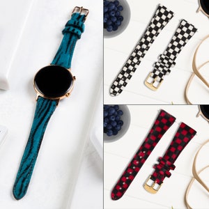 Puede incluir: Tres correas de reloj diferentes con patrones &uacute;nicos. La primera correa es azul con estampado de cebra, la segunda es a cuadros blanco y negro, y la tercera es a cuadros rojo y blanco.