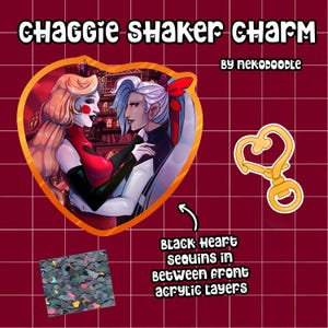 Puede incluir: Un "Chaggie Shaker Charm" en forma de corazón con dos personajes de dibujos animados abrazándose, con lentejuelas negras en forma de corazón entre capas acrílicas. También se muestra un cierre dorado en forma de corazón. Diseño de Nekodoodle.