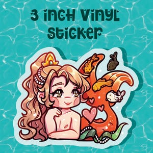 Pode incluir: Um adesivo de vinil de 7,62 cm com uma sereia de desenho animado com longos cabelos castanhos claros, uma coroa dourada e uma cauda laranja brilhante. A sereia está rodeada por peixes pequenos e corações cor-de-rosa. O texto está acima.