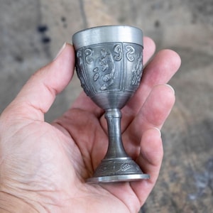 Kleiner Zinn Kelch Verzierter mittelalterlicher Kelch Ritualschale Vintage Altardekor Spirituelles witchy Geschenk Rustikales Wohndekor 10. Hochzeitstag