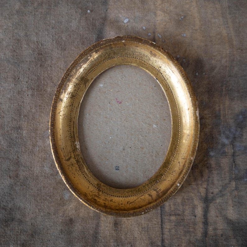 Vintage gold oval photo frame made of wood, gilded, Florentine style