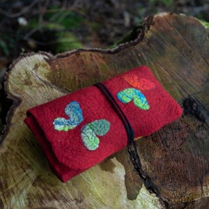 Pochette en forme de tarot Pochette en laine feutrée faite main avec papillons Porte-cartes oracle fantaisiste, naturel durable, cadeau pour lecteur de fortune