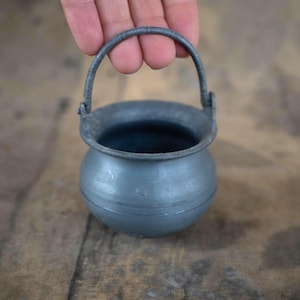 Small pewter cauldron with handle – Vintage witch offering bowl – Wiccan altar spell pot