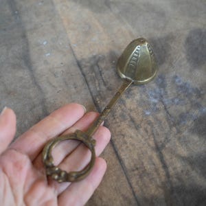 Éteignoir en métal orné - extincteur de bougie vintage - accessoire victorien - retable