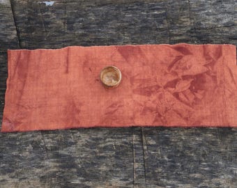 Chabu de linho vermelho tingido à mão – Tapete para cerimônia do chá Gongfu e pano ritualístico, passadeira tingida com corantes naturais de plantas.