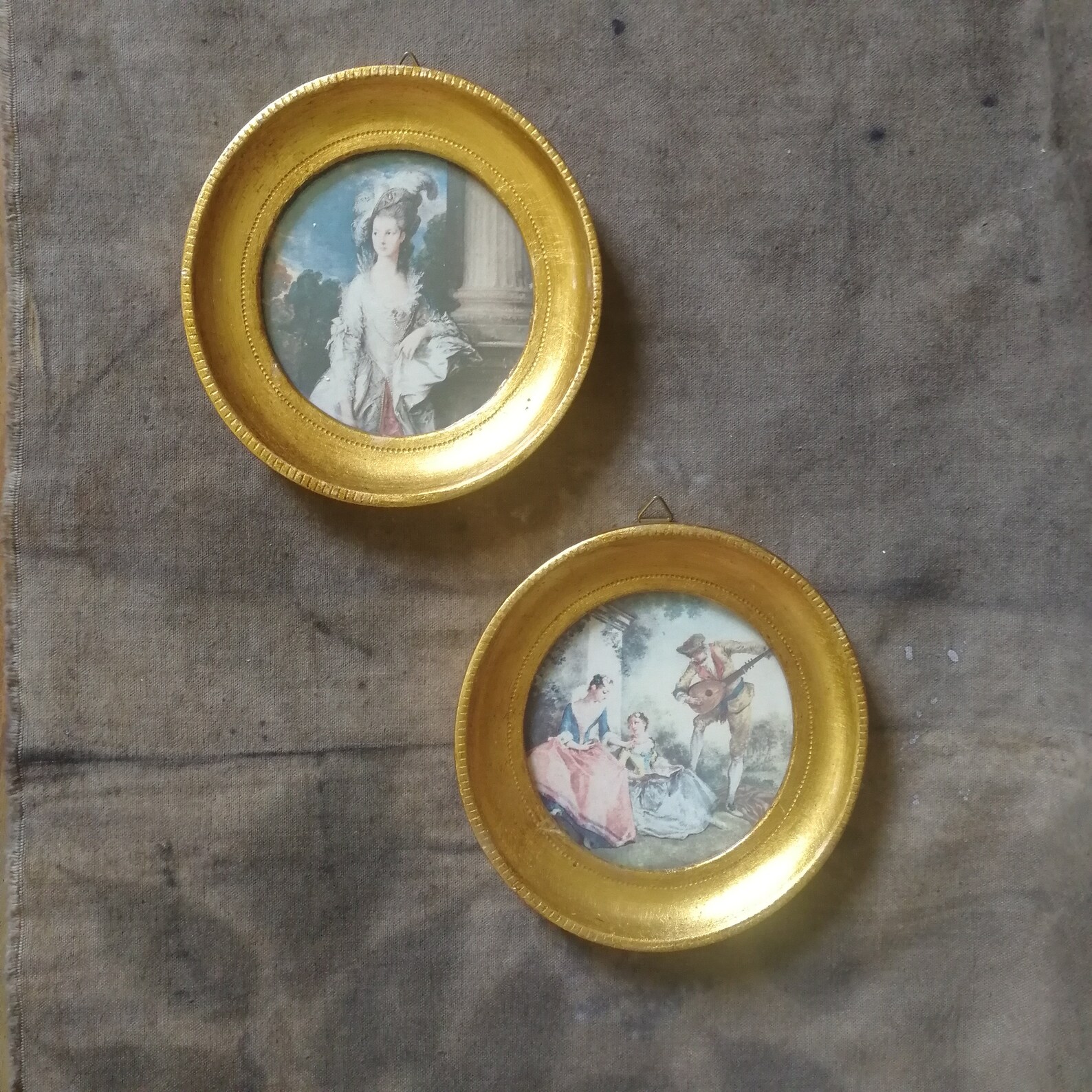 Small round picture frame Vintage gold photo frame Etsy