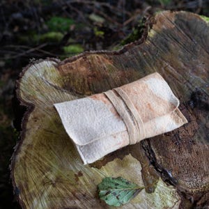 Etherische tarottas Handgevilte en plantgeverfde wikkeltas Aards vilten wollen zakje Unieke kaarthouder Artisan case portemonnee Waarzeggerij lezer cadeau