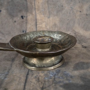 Messing kamerkandelaar rustiek Vintage kandelaar met handvat Handgemaakte brutalistische kamerkandelaar Botanisch decor Natuurliefhebber cadeau