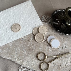Lakzegel olijftak beige - zelfklevend voor uitnodigingskaarten placemats decoratie bruiloft verloving doop bevestiging aanstaande bruid brief