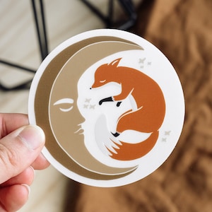 Dans La Lune Sticker | Vinyle, clair, mat | Dreamer Moon Cute Fox Cottage Core Conte de fées magique | pour enfants Ordinateur portable, Thermos, Journalisation